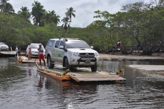 Cruzando o rio Sibaúma numa pequena balsa, no caminho entre a praia do Sagi e a Praia da Pipa - RN